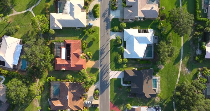 American residential community in North Port with private houses, palm trees and organized layout, representing Florida real estate market.