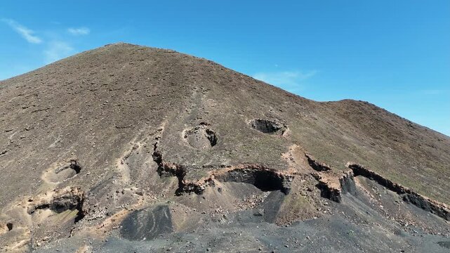 survol de paysages volcaniques et d&eacute;sertiques &agrave; Fuerteventura aux canaries