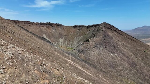 survol de paysages volcaniques et d&eacute;sertiques &agrave; Fuerteventura aux canaries