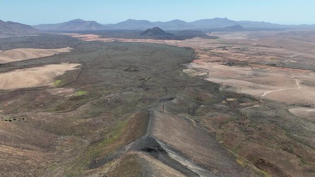survol de paysages volcaniques et d&eacute;sertiques &agrave; Fuerteventura aux canaries