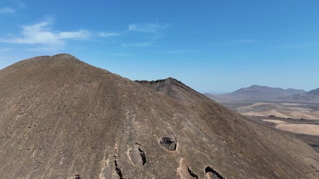 survol de paysages volcaniques et d&eacute;sertiques &agrave; Fuerteventura aux canaries