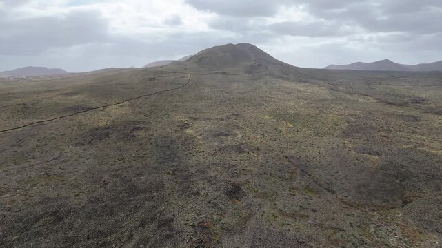 survol de paysages volcaniques et d&eacute;sertiques &agrave; Fuerteventura aux canaries