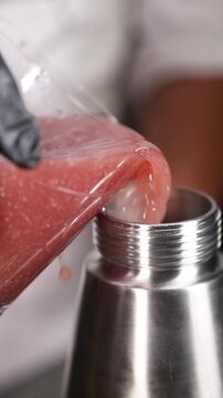 Chef vertiendo l&iacute;quido en un sif&oacute;n para crear espuma culinaria. Chef profesional llenando un sif&oacute;n con una mezcla l&iacute;quida. Gastronom&iacute;a molecular, t&eacute;cnica de espuma vanguardista.