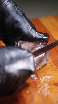 Barman tallando y dando forma a un cubo de hielo para c&oacute;ctel. Barman profesional cortando y perfilando un cubo de hielo a mano. C&oacute;ctel artesanal, t&eacute;cnica de tallado de hielo artesanal.