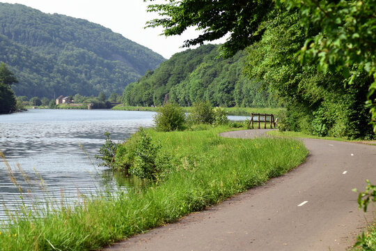 Paysages de for&ecirc;t et de rivi&egrave;re au c&oelig;ur des Ardennes fran&ccedil;aises sur les sentiers de randonn&eacute;es du parc naturel r&eacute;gional.