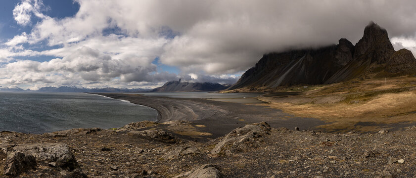 Montagnes c&ocirc;ti&egrave;res envelopp&eacute;es de nuages sur le littoral islandais
