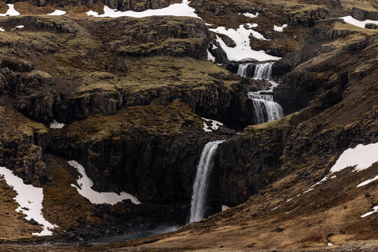 Cascade sauvage dans les hautes terres d&rsquo;Islande