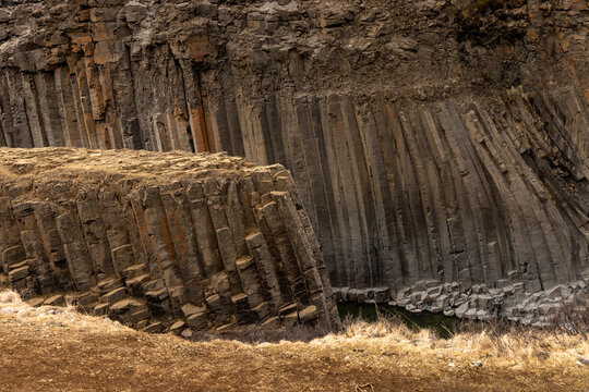 Texture naturelle de colonnes basaltiques verticales en Islande, illustrant les ph&eacute;nom&egrave;nes g&eacute;ologiques li&eacute;s &agrave; l'activit&eacute; volcanique et au refroidissement de la lave.
Arri&egrave;re plan textur&eacute;