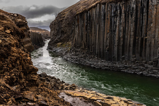 Canyon basaltique spectaculaire avec rivi&egrave;re entre des falaises volcaniques. Canyon Stu&eth;lagil, Islande
