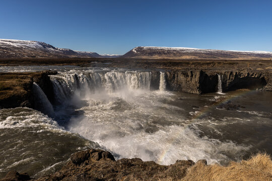Cascade puissante dans un paysage naturel sauvage avec embruns et ciel d&eacute;gag&eacute;. Godafoss, Islande

