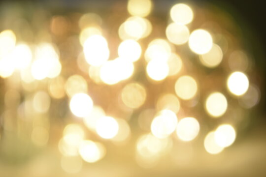 Fondo de luces bokeh doradas y brillantes desenfocadas, con destellos dorados y blancos. Iluminaci&oacute;n.