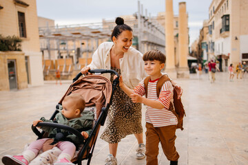 Naklejka premium Mother and two twin kids travelers