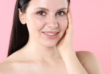 Obraz premium Portrait of smiling woman with healthy skin on pink background