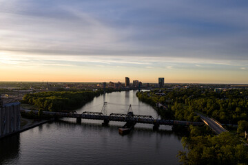 Obraz premium Maumee River Sunset Glow Over Toledo Ohio Aerial View of Golden Midwestern Evening