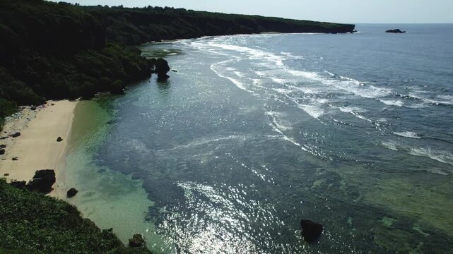 ドローン空撮：左パンとティルトアップで捉えた沖永良部島・半崎の壮大な断崖絶壁と海