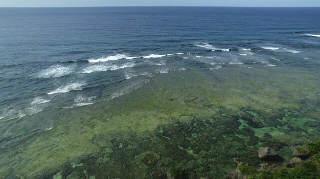 ドローン空撮：右ドリーで捉えた沖永良部島ウミガメビューポイントの壮大な断崖絶壁と海