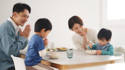 Fototapeta premium 4人家族の食卓風景 