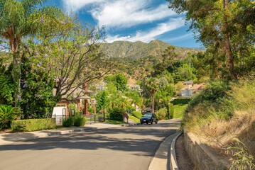 Obraz premium Neighborhood at the foothills of a mountain Monrovia California.