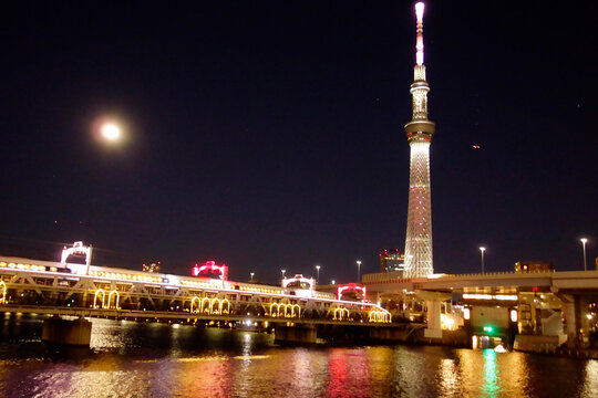 日本東京浅草、2025年1月13日：隅田川畔からの夜景眺望東京スカイツリー風景様々