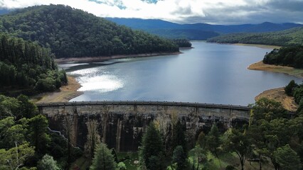 Obraz premium Maroondah dam storing water in a natural landscape