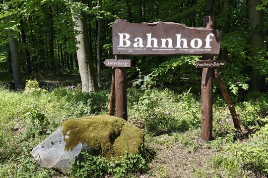 Wooden sign with the inscription Bahnhof im Wald, signpost, hiking trail to K&ouml;terberg, Hummersen, L&uuml;gde, Weserbergland, North Rhine-Westphalia, Germany