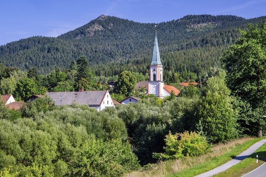 Parish church with the summit of the Osser 1293m, Lohberg, Lamer Winkel, Bavarian Forest, Upper Palatinate, Bavaria, Germany