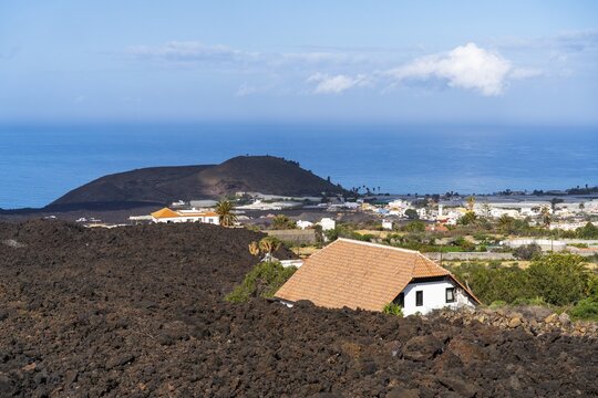 House in the lava flow, Tajogaite volcano from the 2021 eruption, El Pedregal, La Palma Island, Canary Islands, Spain