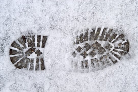 Footprint of a boot with grip sole in the snow