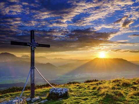 Summit cross of the Schlenken at sunset clouds (cumulus), in the back the Berchtesgaden Alps, Bad Vigaun, Krispl, Osterhorngruppe, Land Salzburg, Austria