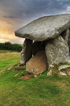 Trethevy Quoit Megalithic Stone Tomb, Dolmen, Portal Tomb, House of the Giant, Evening Sky, Tremar Coombe, Bodmin Moor, Cornwall, England, United Kingdom