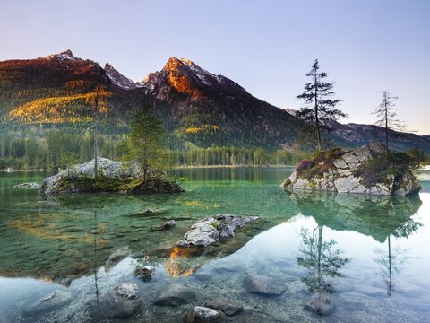 Hintersee in the morning, behind the peaks of the Hochkalter in the first sunlight, Berchtesgaden National Park, Ramsau, Berchtesgadener Land, Upper Bavaria, Bavaria, Germany