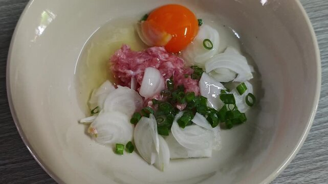Beat the eggs with the minced pork.