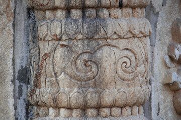Obraz premium Intricate stone carving with spiral patterns on an ancient column