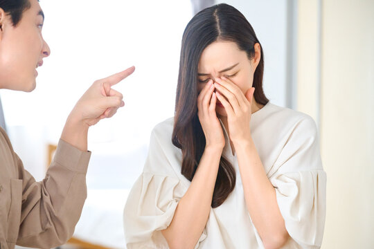 夫に責められる妻　喧嘩