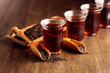 Obraz premium Black tea on an old wooden table.