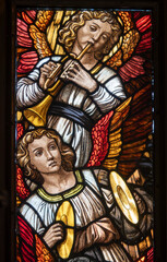 Obraz premium Stained glass of musician angels in heaven.