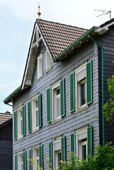 Obraz premium Schiefer Fassade und Fenster mit Sonnenladen eines Hauses in Wuppertal, Deutschland