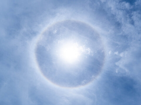 日暈 ハロ 太陽の周りに虹色の光の輪が出る 
