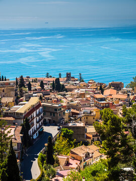 Italy, Sicily, Castelmola, view above Taormina to the bay of Giardini Naxos