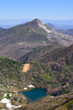 栃木県、福島県の那須連山、大峠分岐付近から望む鏡ヶ沼と旭岳