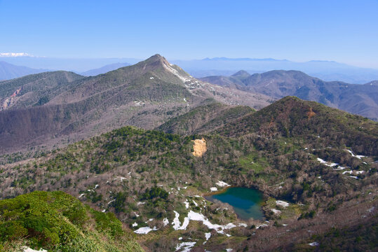 栃木県、福島県の那須連山、大峠分岐付近から望む鏡ヶ沼と旭岳