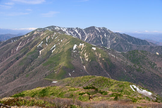 栃木県の那須連山、大峠分岐付近から望む裏那須の大倉山、三倉山
