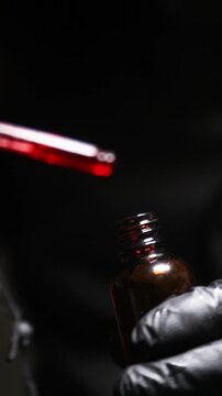 Barman a&ntilde;adiendo gotas arom&aacute;ticas a una copa de c&oacute;ctel artesanal. Barman profesional a&ntilde;adiendo amargos arom&aacute;ticos a un c&oacute;ctel. T&eacute;cnica de bar precisa, servicio artesanal de primera calidad.