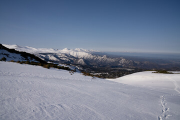 Obraz premium Hokkaido, snow field and snowy mountain, with mountain ridges, in may, view