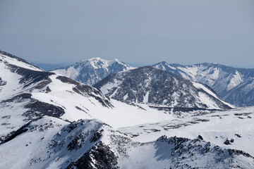 Obraz premium Hokkaido, snow field and snowy mountain, with mountain ridges, in may, scenery