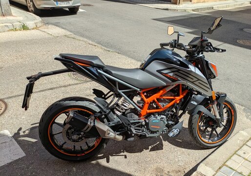 Vista lateral de moto naked deportiva KTM 125 Duke estacionada en Madrid, Espa&ntilde;a, 17 de abril de 2026