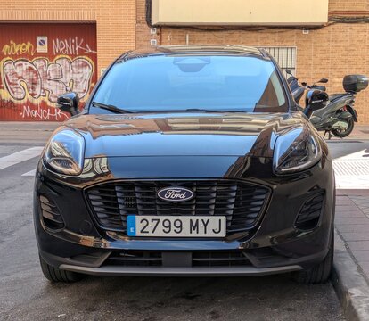 Vista frontal de un autom&oacute;vil SUV urbano Ford Puma aparcado en una calle de Madrid, Espa&ntilde;a, 18 de abril de 2026