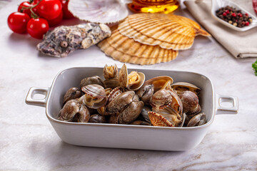 Steamed vongole clams with spices © Andrei Starostin