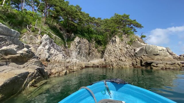 (岩手県宮古市)浄土ヶ浜の海を走る　ざっぱ小型船とウミネコと青い洞窟
