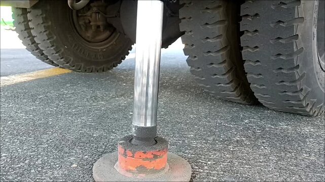 Operation of truck support legs with hydraulic drive system	